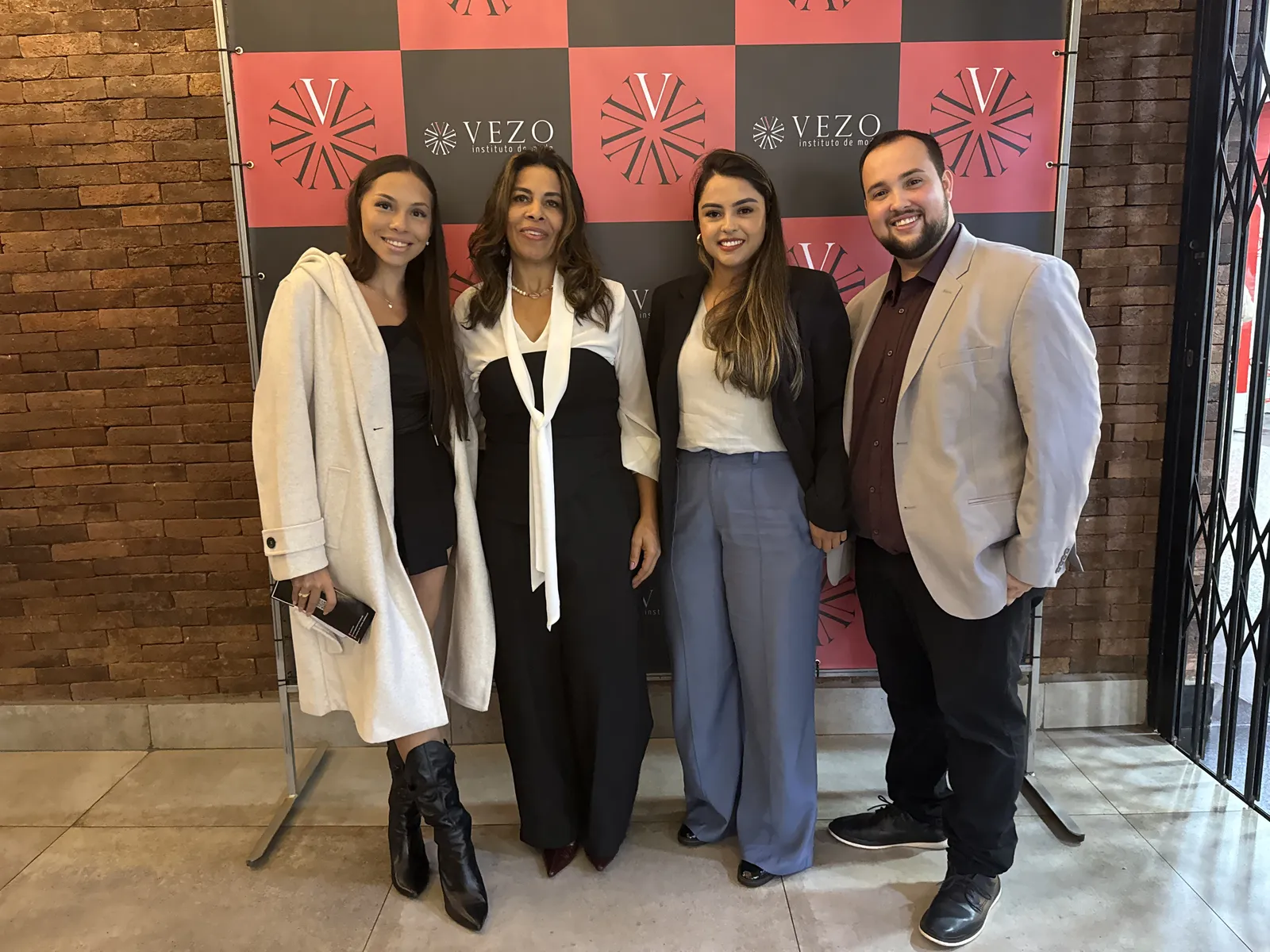 Victor Spíndola e Luísa, da Vimex, com clientes do Vezo Instituto de Moda no Vezo Experience